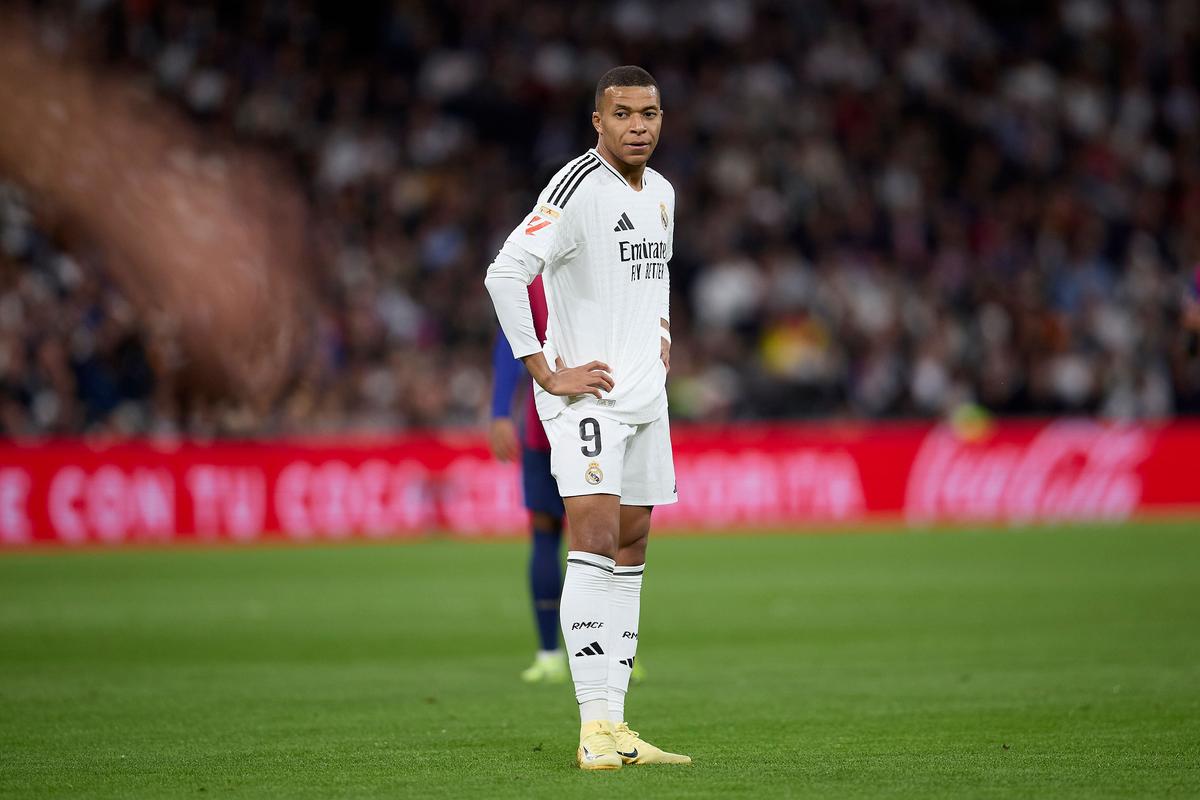 U22国足战韩国首发与负越南相比仅更换门将，王博豪继续出任中锋（U22国足对阵韩国首发沿用负越南阵容，仅门将调整，王博豪继续担任中锋）