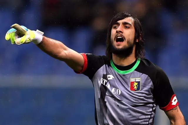 太疼了，萨勒马克尔斯被对手踩中后在地上抽动（萨勒马克尔斯遭对手踩踏后痛苦抽搐倒地）