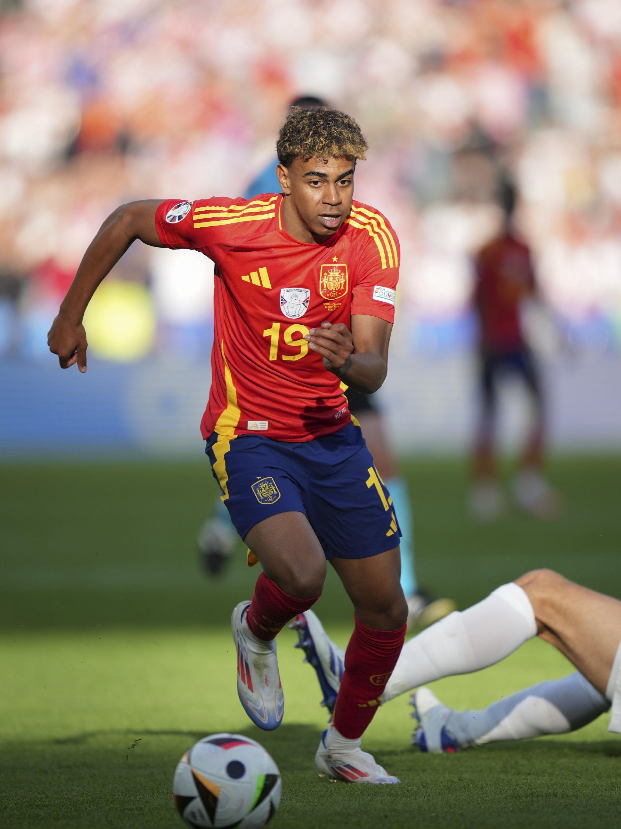 记者：与安哥拉一役，梅西、劳塔罗与阿尔马达或将搭档锋线（记者：对阵安哥拉，梅西、劳塔罗与阿尔马达有望组成锋线三叉戟）