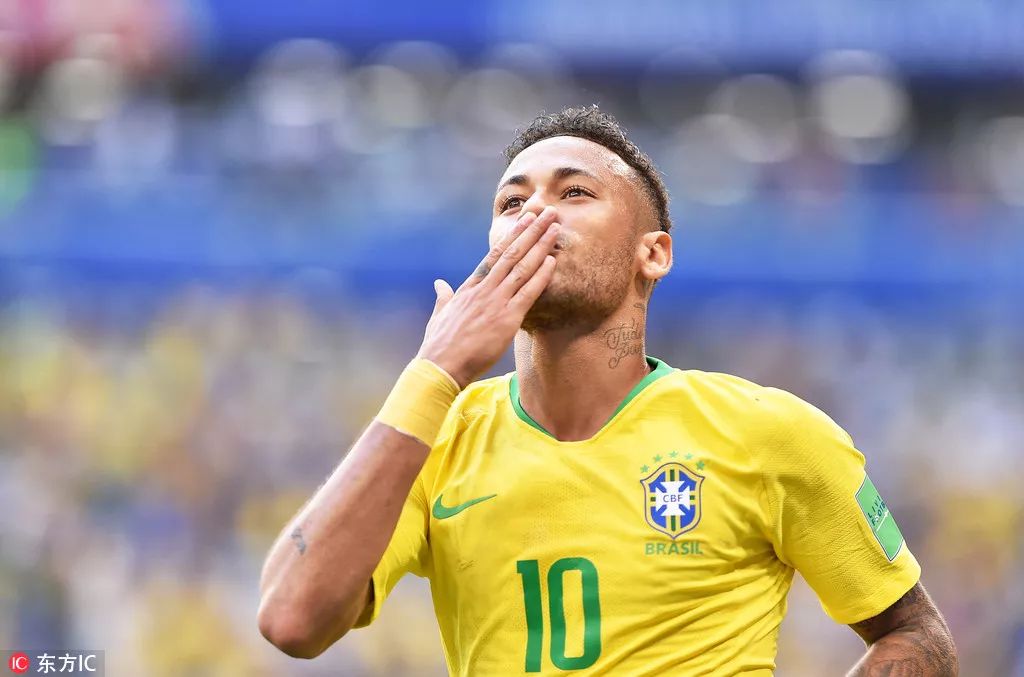 米体：莫伊塞-基恩正在与前意大利环球小姐约会（据米体报道，莫伊塞-基恩与前意大利环球小姐传出恋情）